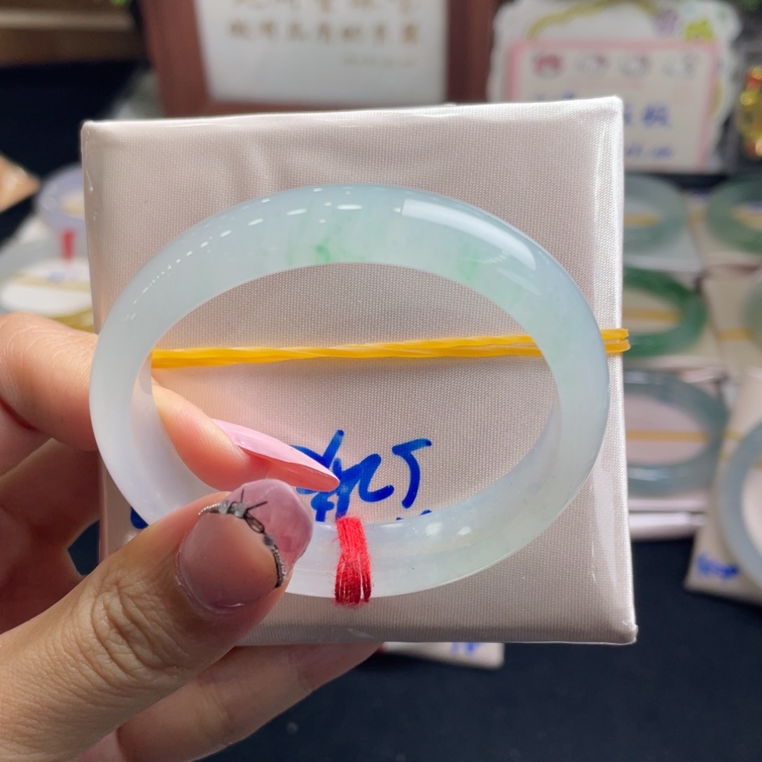 迷***心翡翠未镶嵌手镯52.2贵妃冰胶金丝阳绿飘花