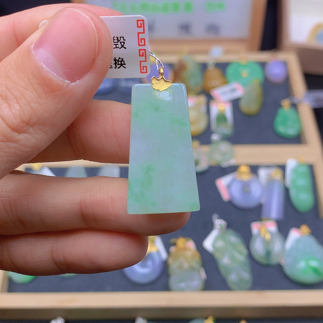 翡翠颈饰18K金镶嵌翡翠