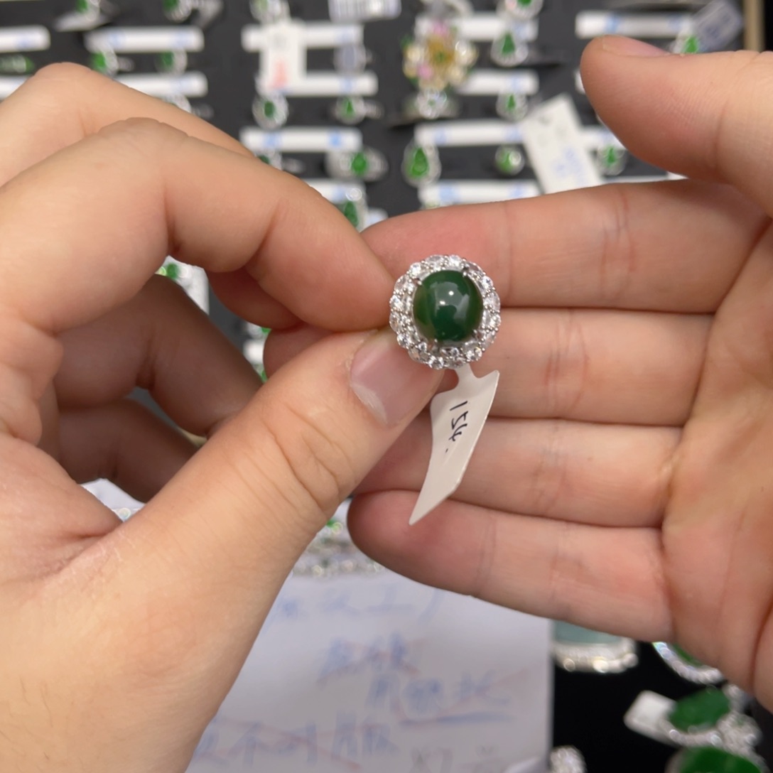 翡翠戒指银S925镶嵌翡翠戒指有裂