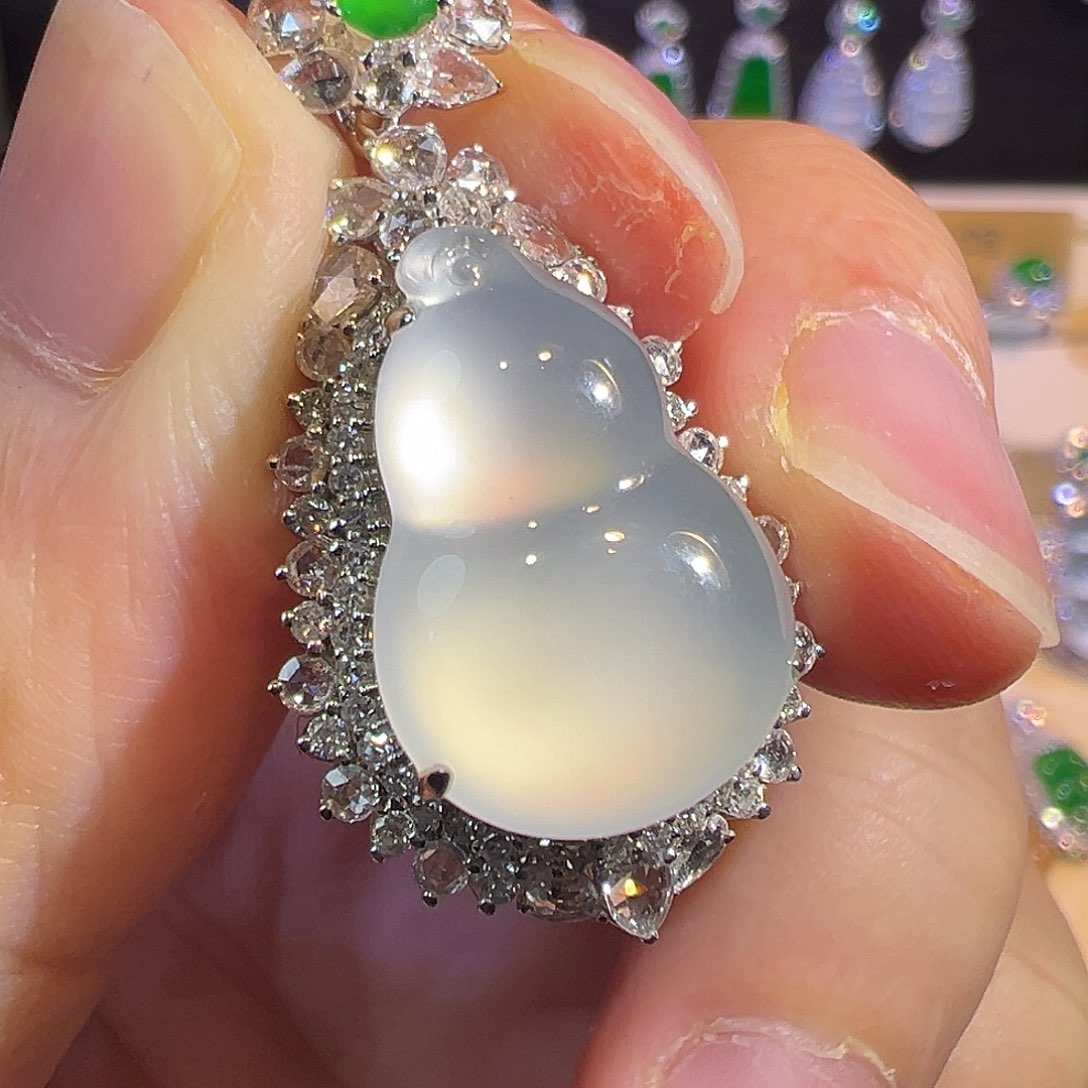 翡翠颈饰18K金镶嵌高冰种葫芦茅台白