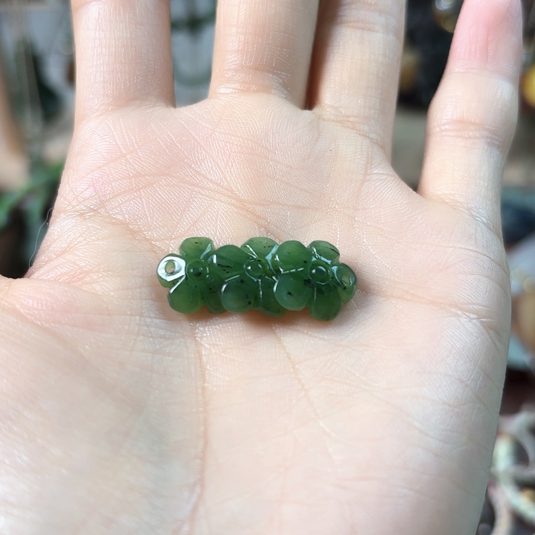 和田玉未镶嵌颈饰碧玉带黑点小花牌牌