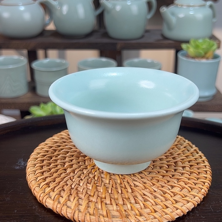 微瑕玉青小碗。      