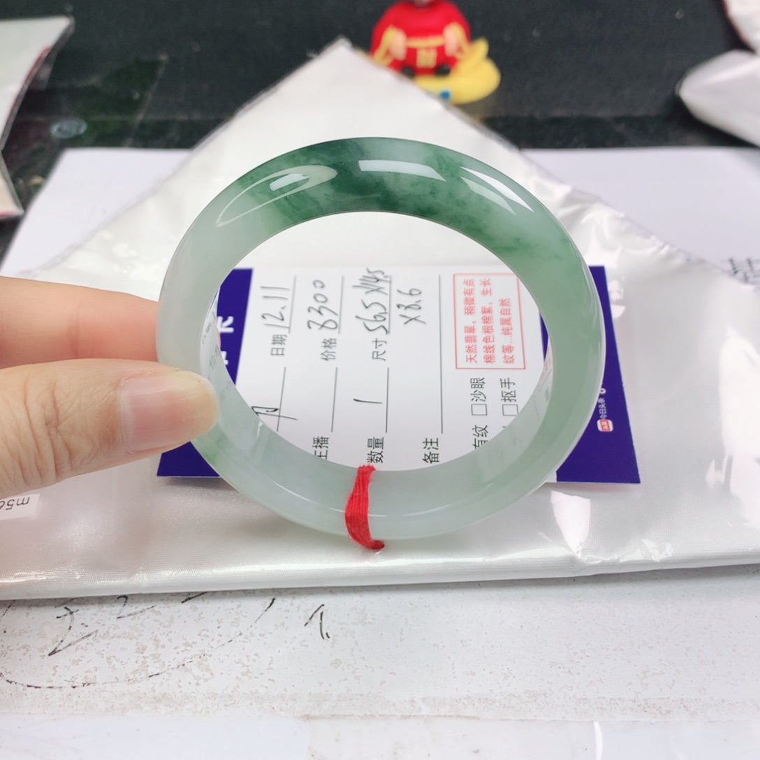 为***油翡翠未镶嵌手镯正