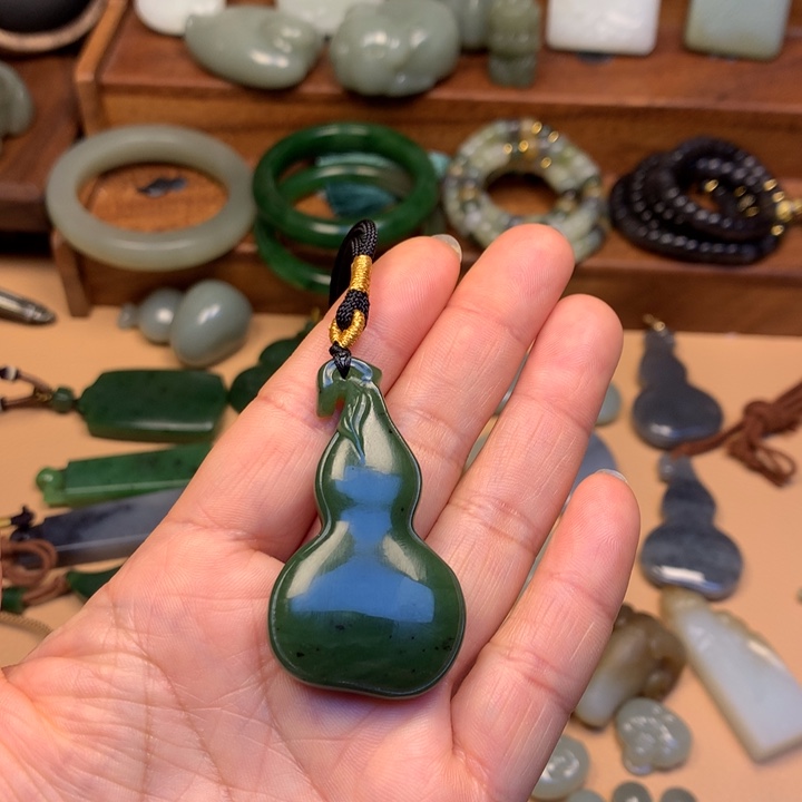 蕾***的和田玉未镶嵌颈饰