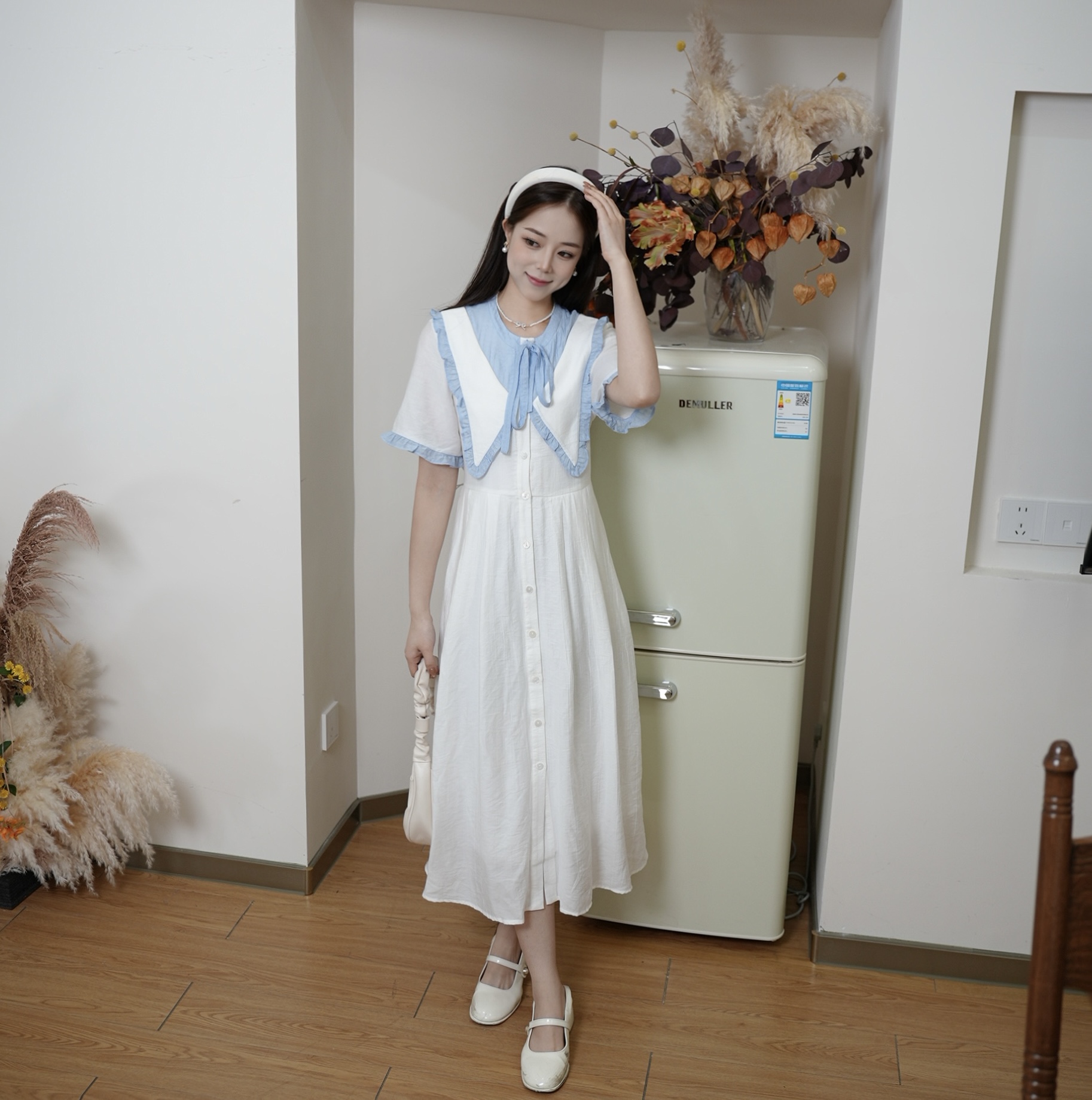 两三事 白月海岸 2025夏季新款甜美拼色绑带大翻领连衣裙
