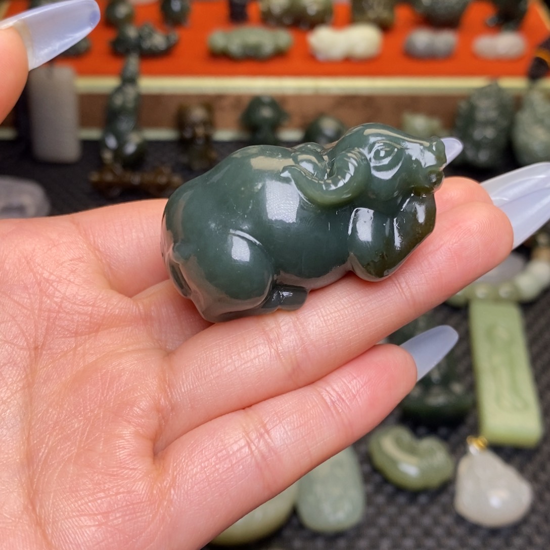 和田玉颈饰未镶嵌有点裂