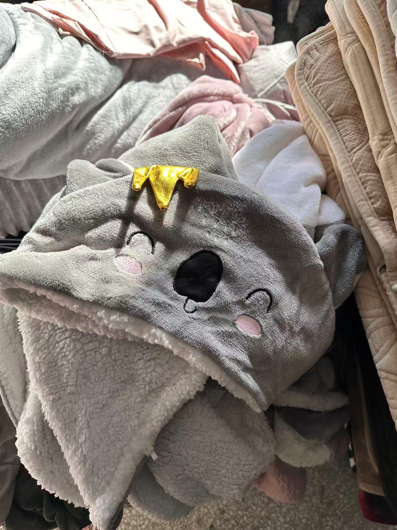 《兵哥外贸》3楼112×155杂款法兰绒保暖披风 发一个 不挑色