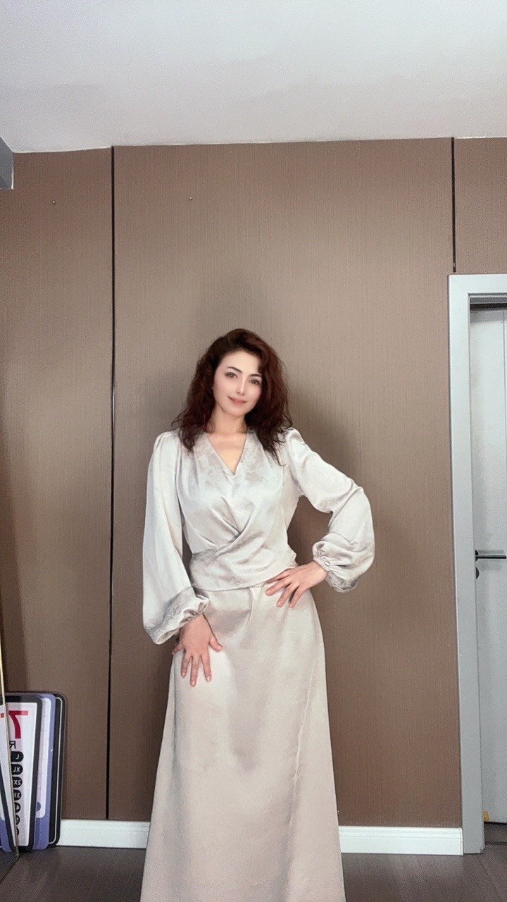 法式气质奶白色v领定制一片式连衣裙