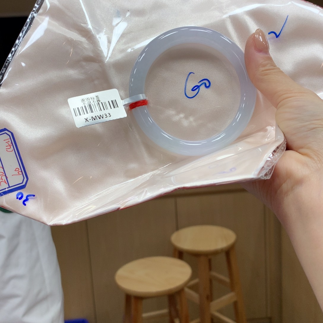 翡翠手镯未镶嵌不退不换