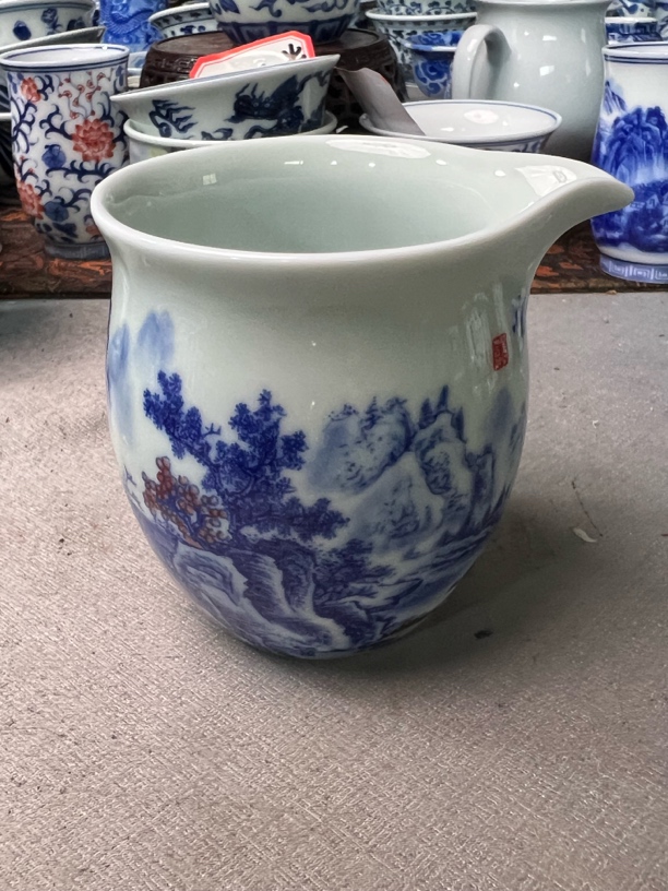 景德镇青花山水公道，容量200 c左右
