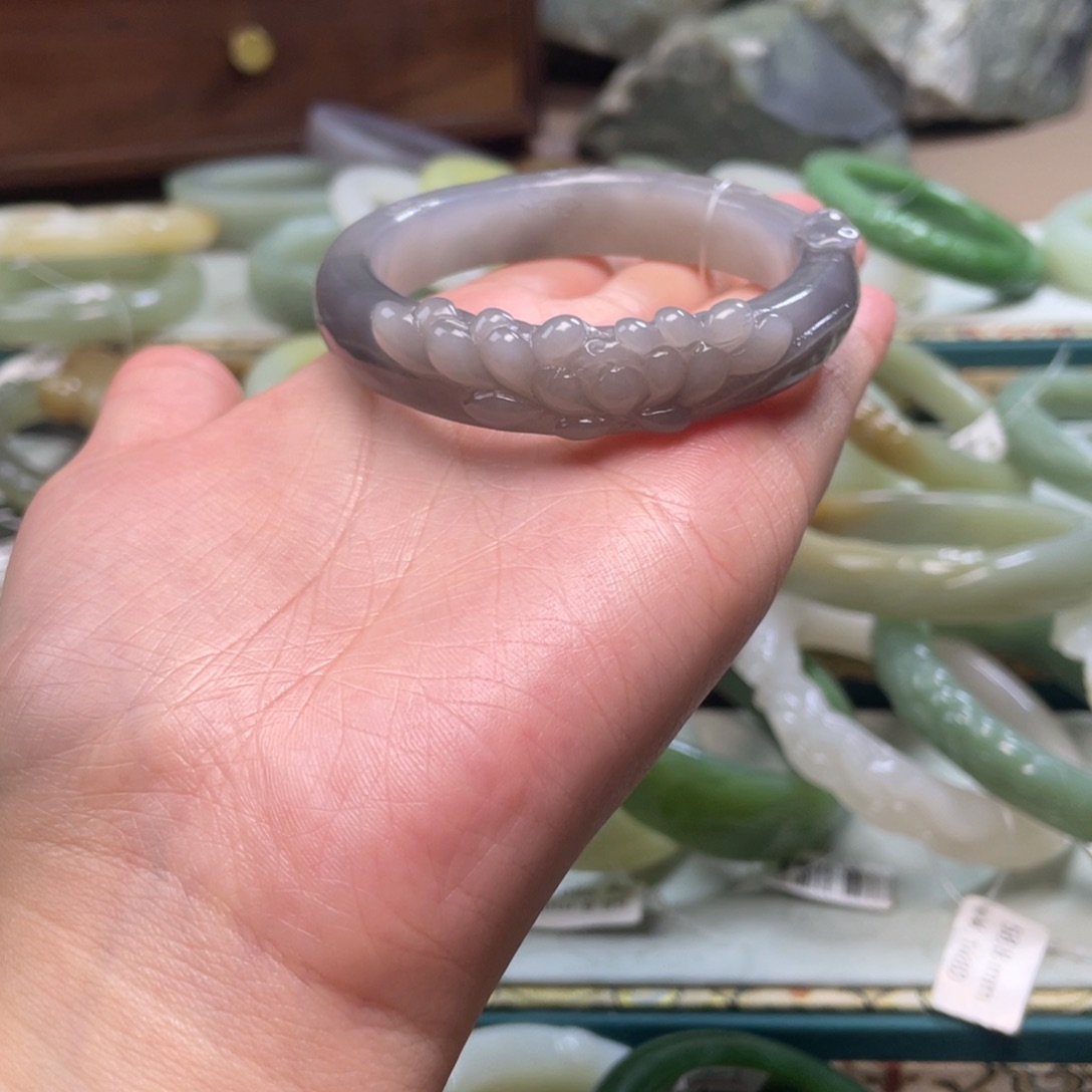 钮***吒和田玉未镶嵌手镯52.5