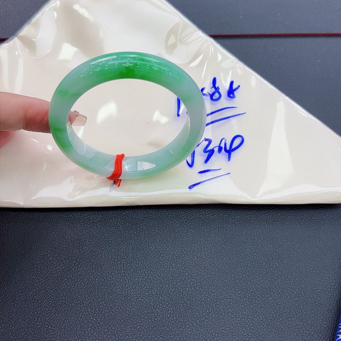 翡翠手镯未镶嵌手镯