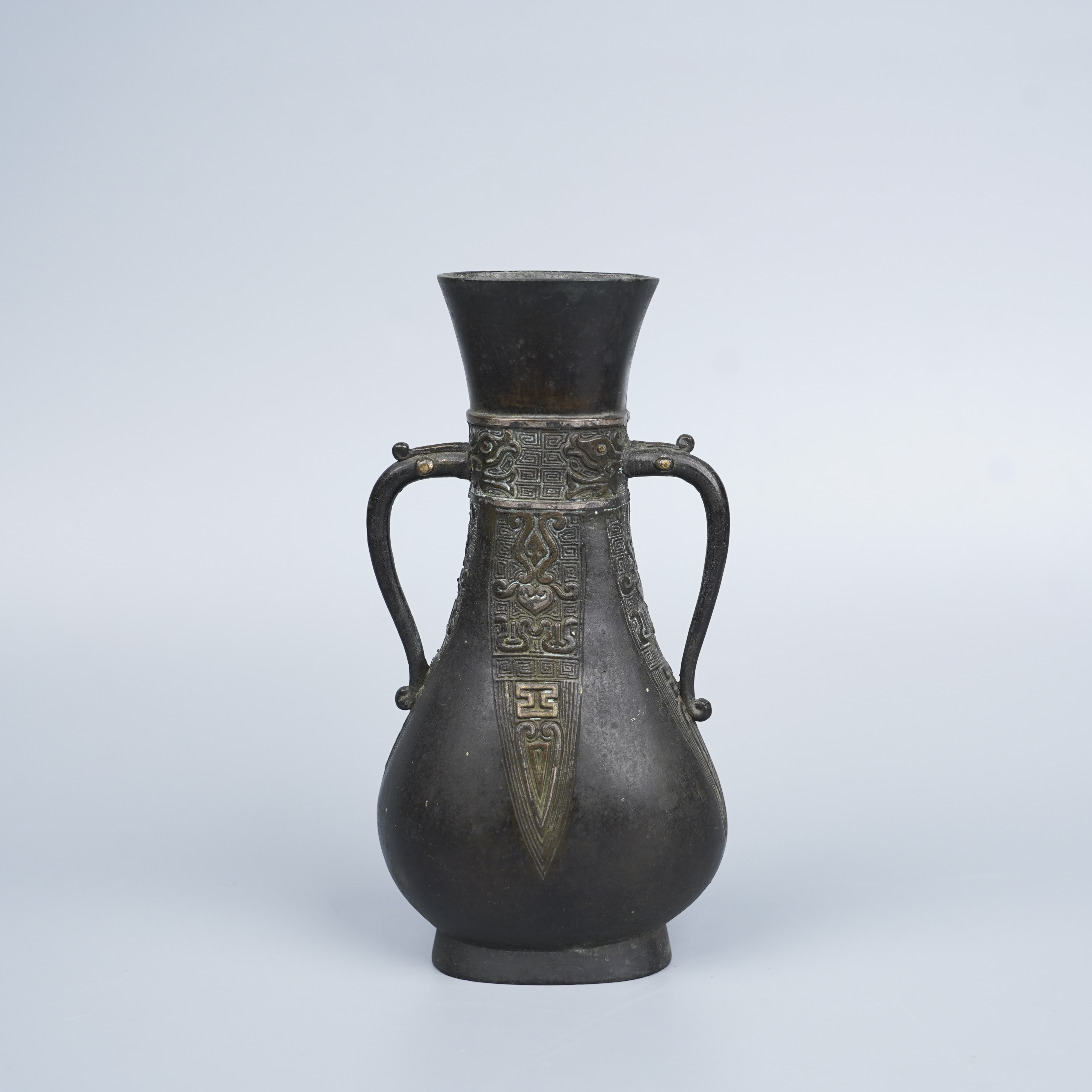 Lot005 明代铜错金银蕉叶夔龙龙耳瓶