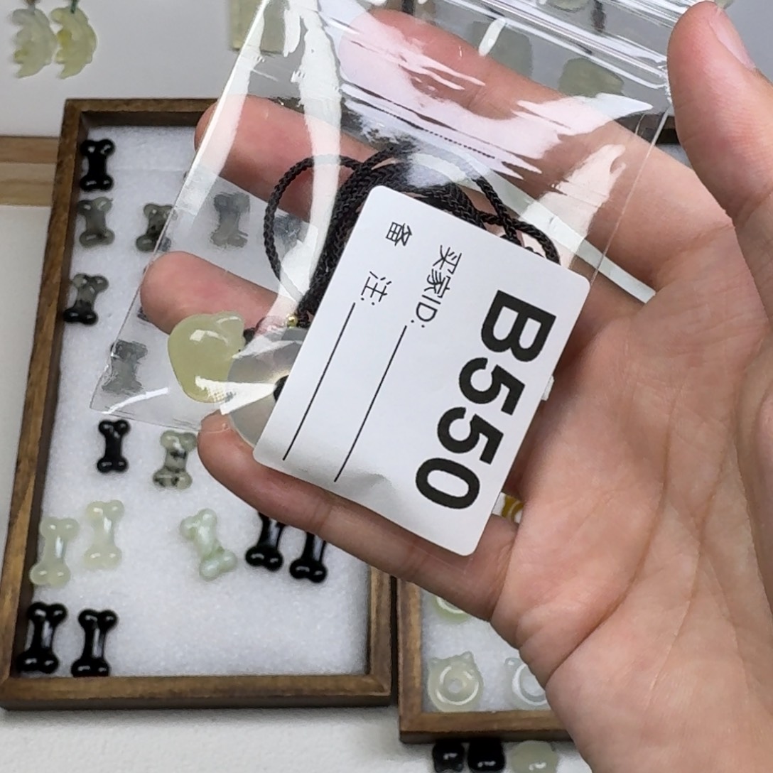 蛇纹石玉吊坠未镶嵌常**^