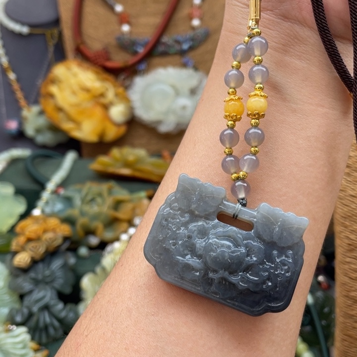 蛇纹石玉吊坠合金