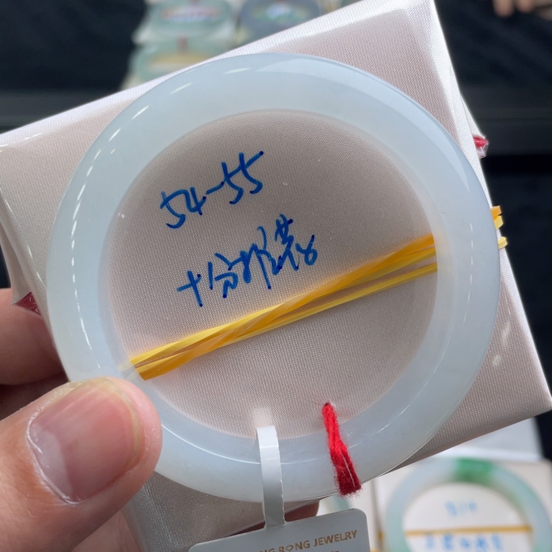 翡翠手镯未镶嵌翡翠手镯