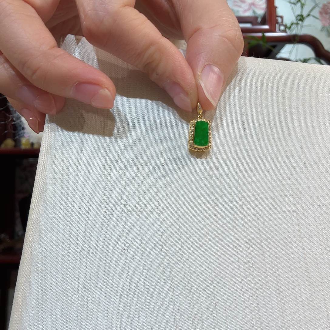 E***y翡翠18K金镶嵌颈饰颈饰