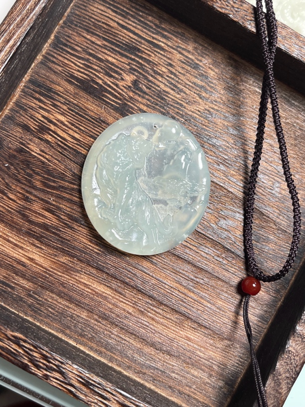 岫玉上山虎吊坠送绳