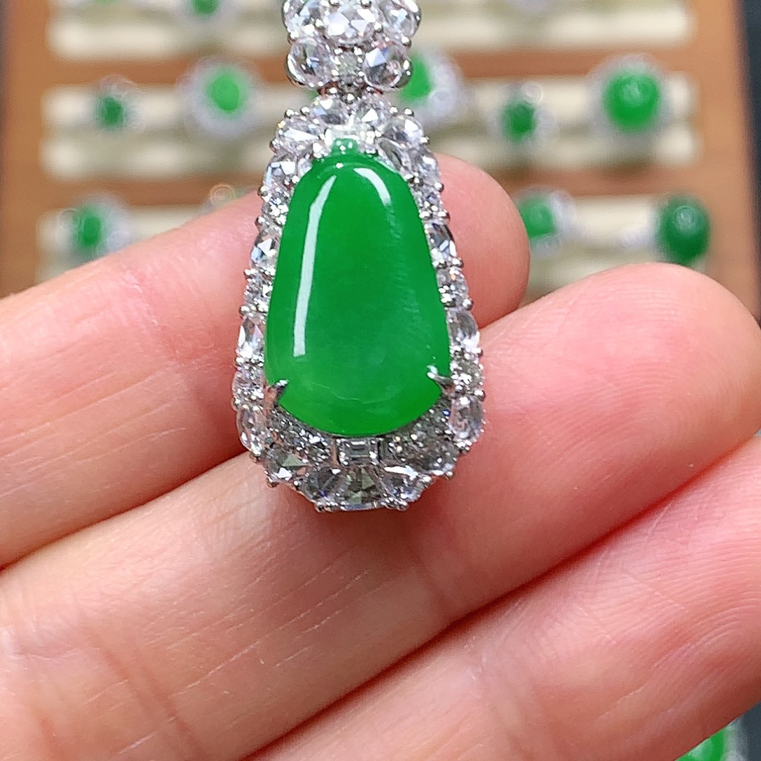 翡翠颈饰18K金镶嵌月***曲福瓜吊坠