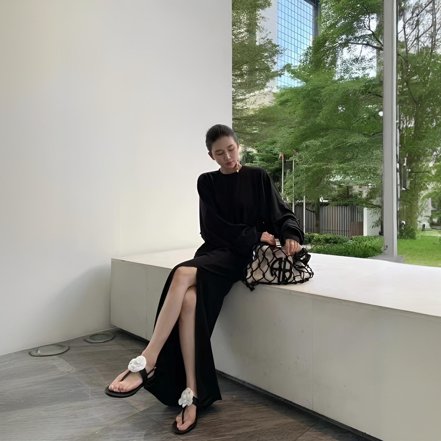 春季氛围感褶皱显瘦设计长款圆领下摆开叉连衣裙