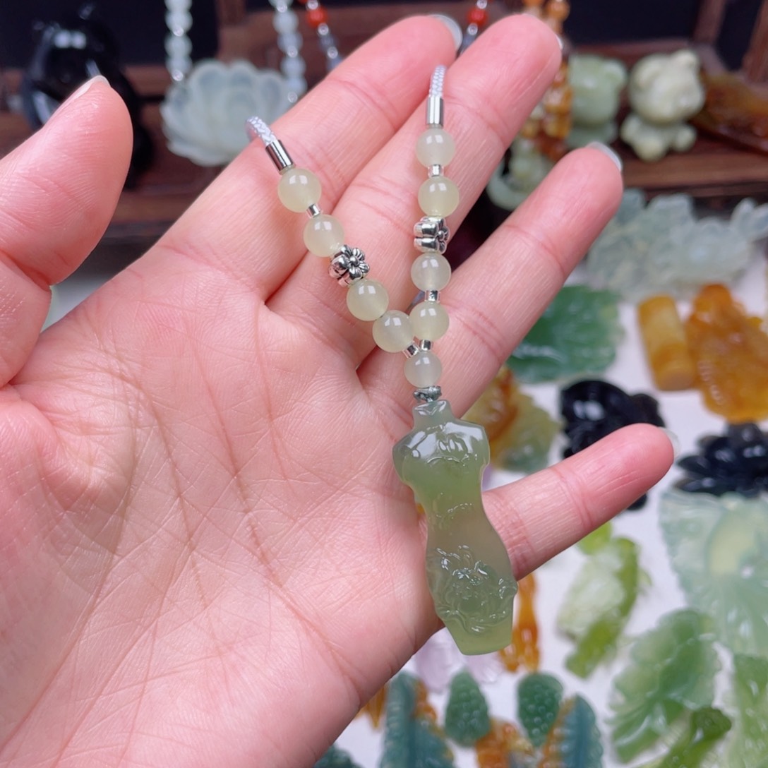 蛇纹石玉未镶嵌颈饰