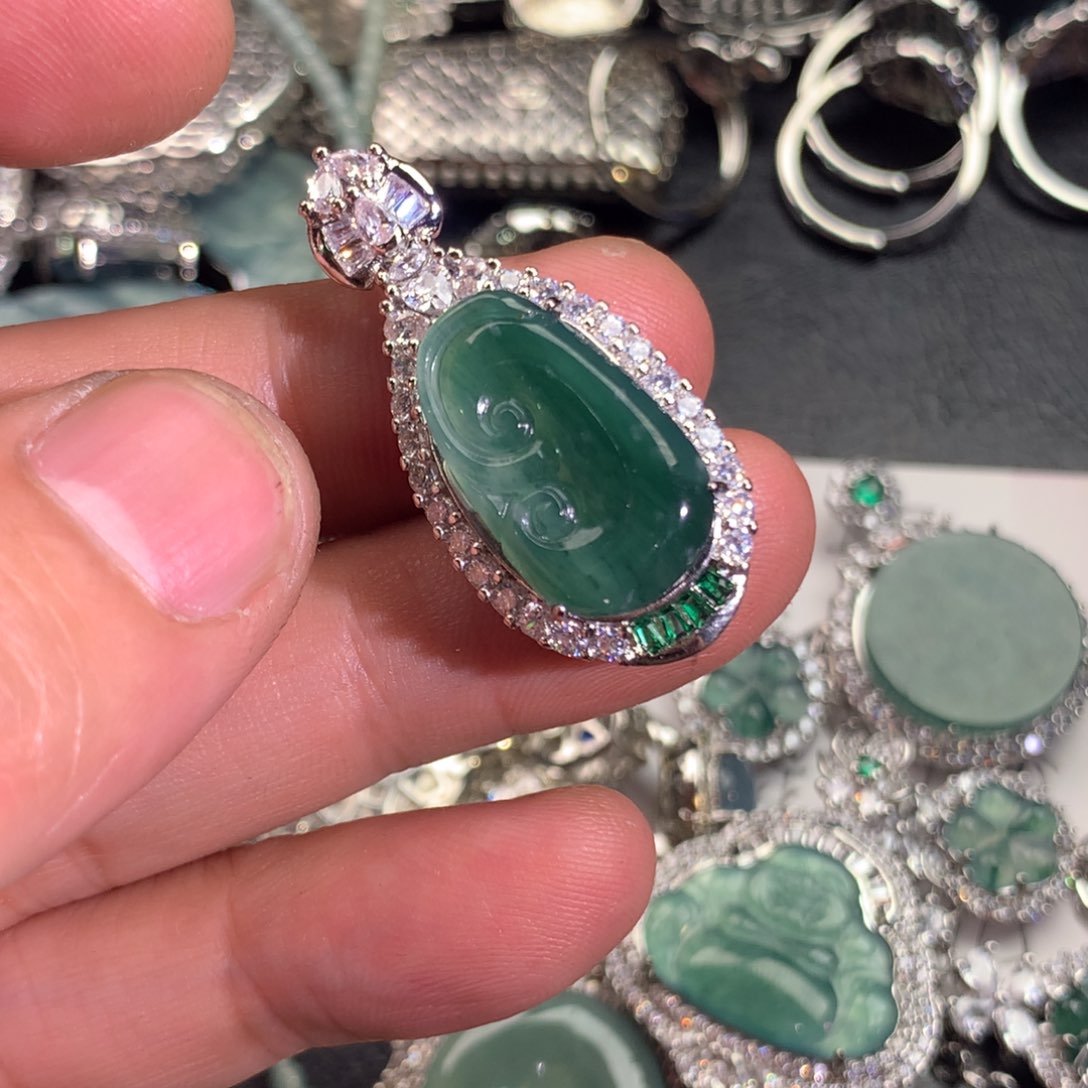 翡翠颈饰未镶嵌如意