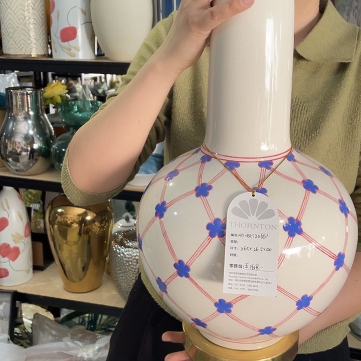 陶瓷花瓶，茶杯茶具。