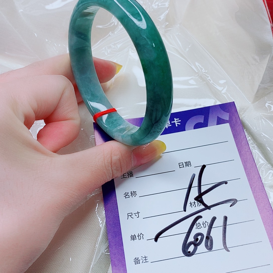 翡翠手镯（圆镯）未镶嵌翡翠