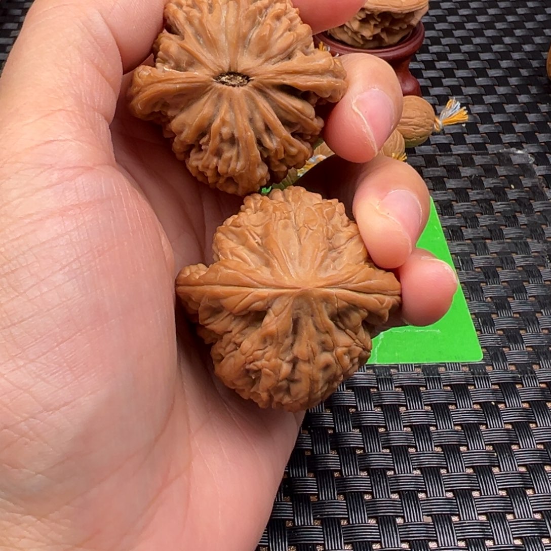 文玩核桃吊坠虎头王