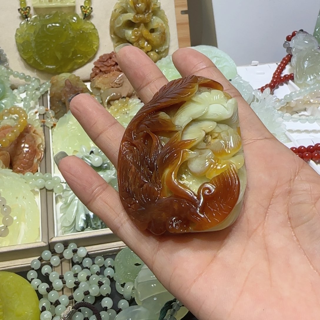 未镶嵌蛇纹石玉吊坠姚**?