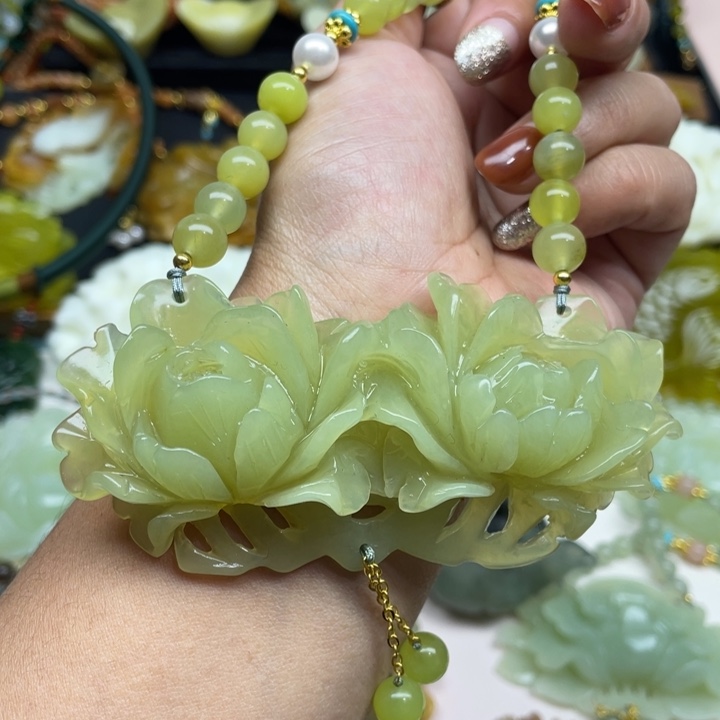 蛇纹石玉未镶嵌颈饰