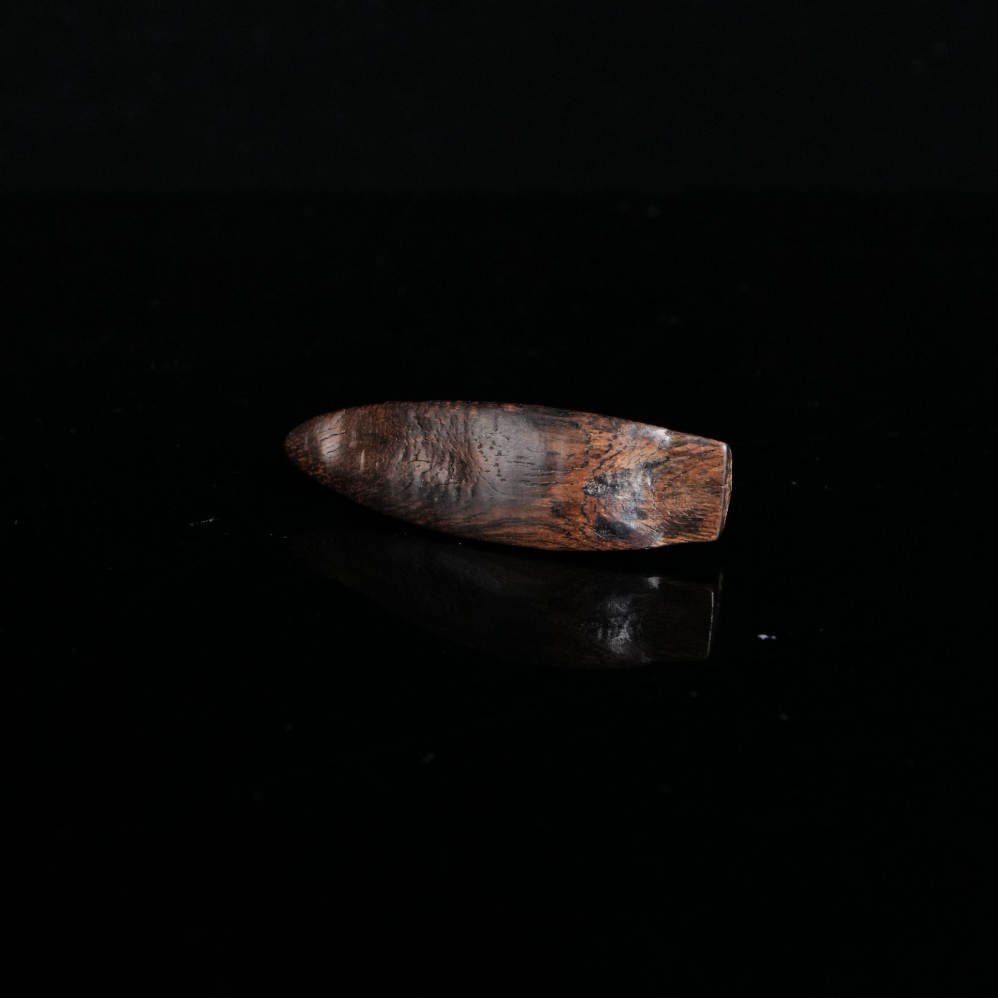 DY-B9694 菲律宾莱特软丝黑油沉水雕刻件 5.5x1.6x1.5cm 7.2g