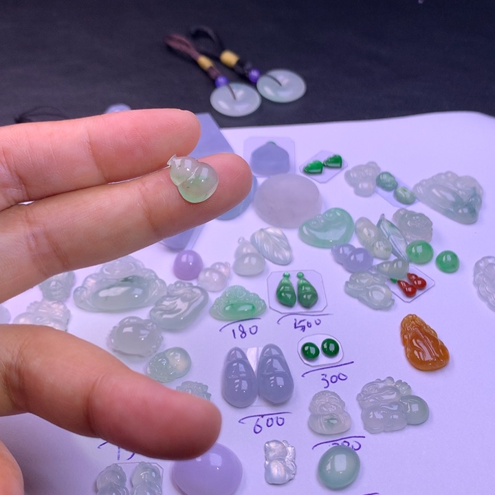 乙***你翡翠未镶嵌耳饰葫芦