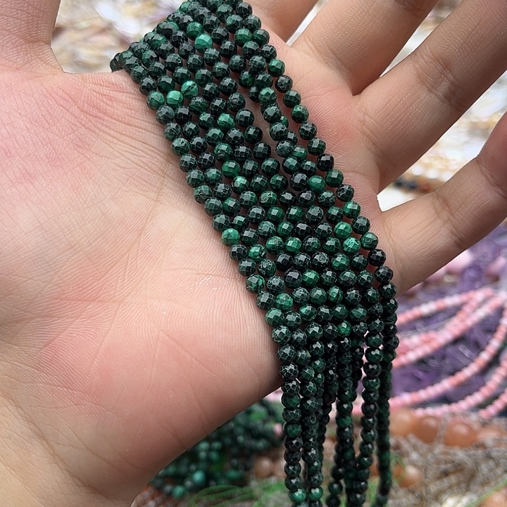 玛瑙/玉髓未镶嵌珠宝半成品一条4mm左右孔雀石刻面几颗有瑕