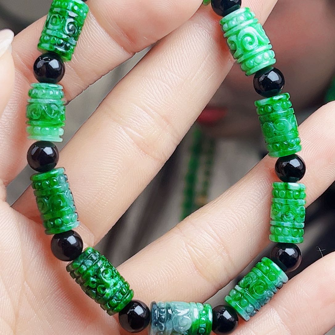 颈饰未镶嵌翡翠多样性