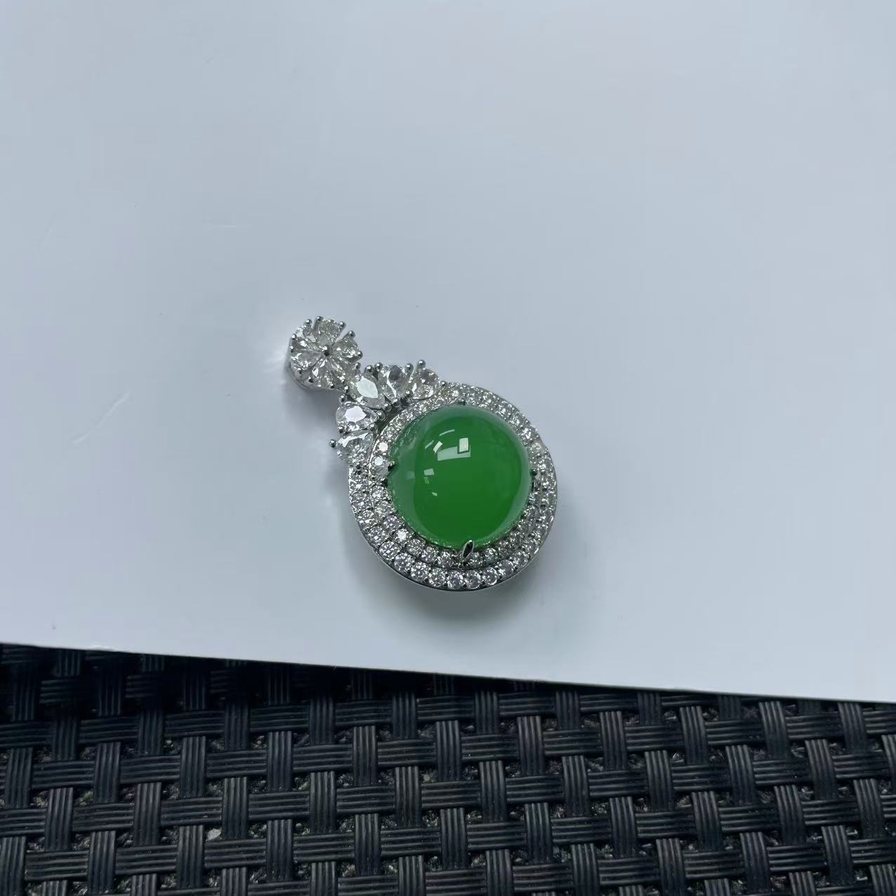 满绿圆蛋面吊坠-12WQ1047