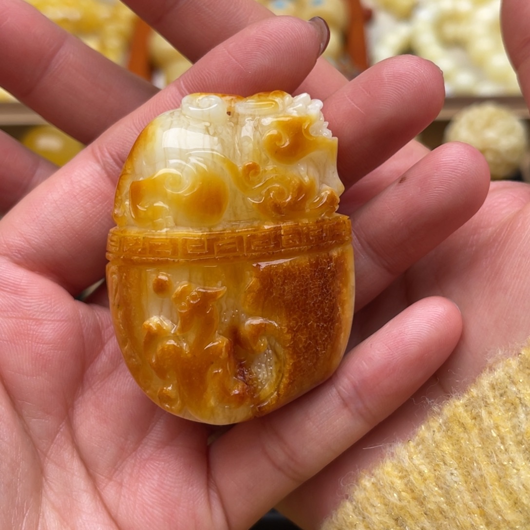 琥珀未镶嵌裸石蜜蜡雕刻件笑