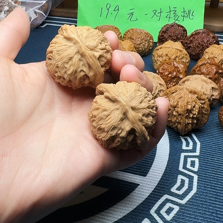 呼***姐文玩核桃吊坠宫灯