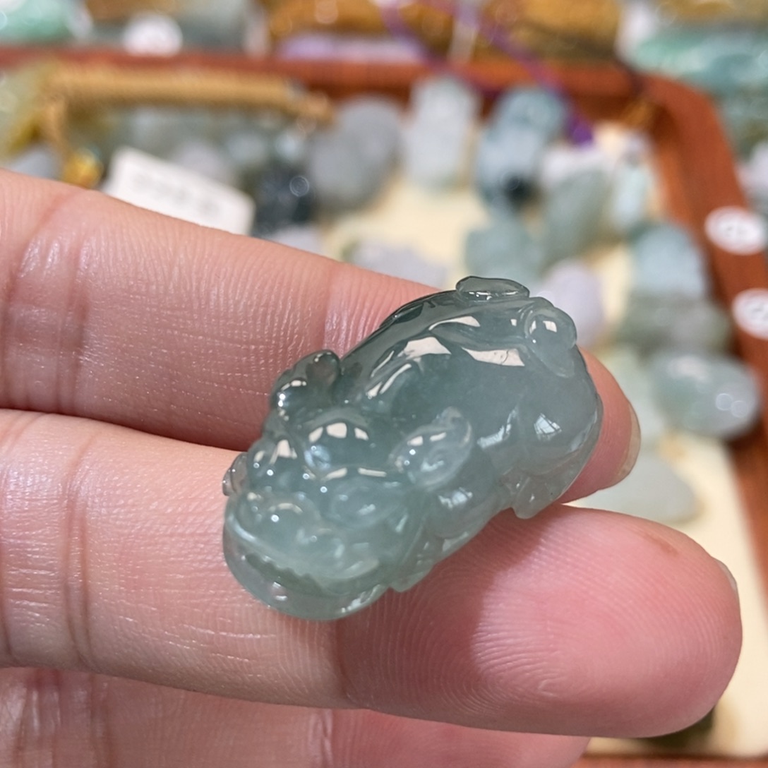 翡翠未镶嵌颈饰貔貅