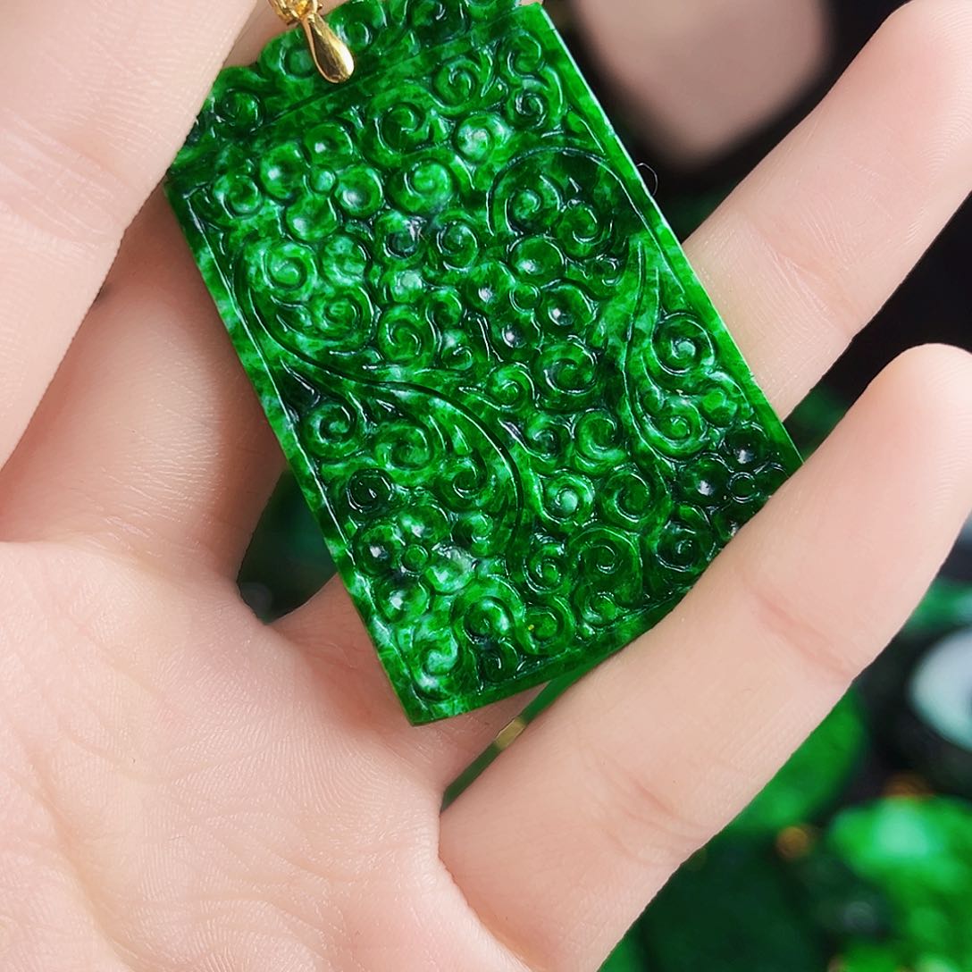 颈饰18K金镶嵌翡翠多样性