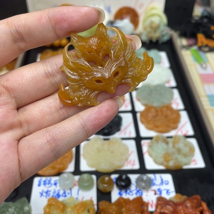 思****合金蛇纹石玉颈饰