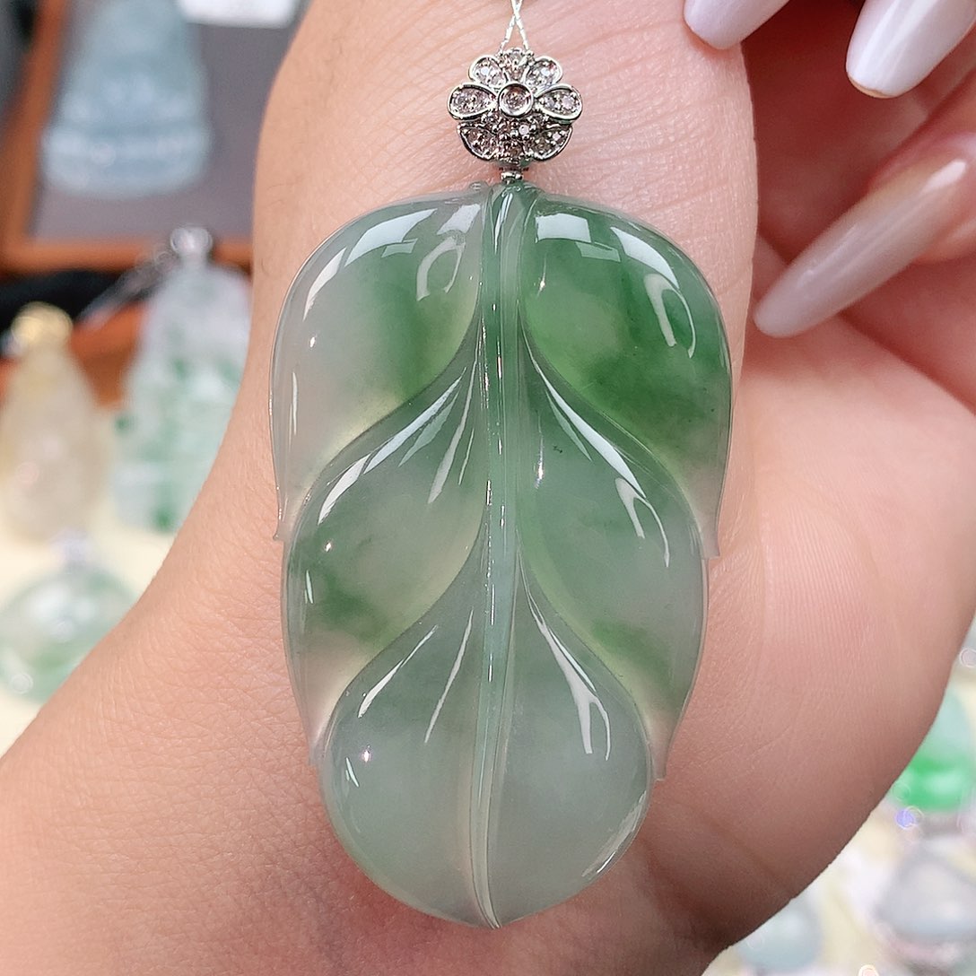 颈饰18K金镶嵌翡翠叶子