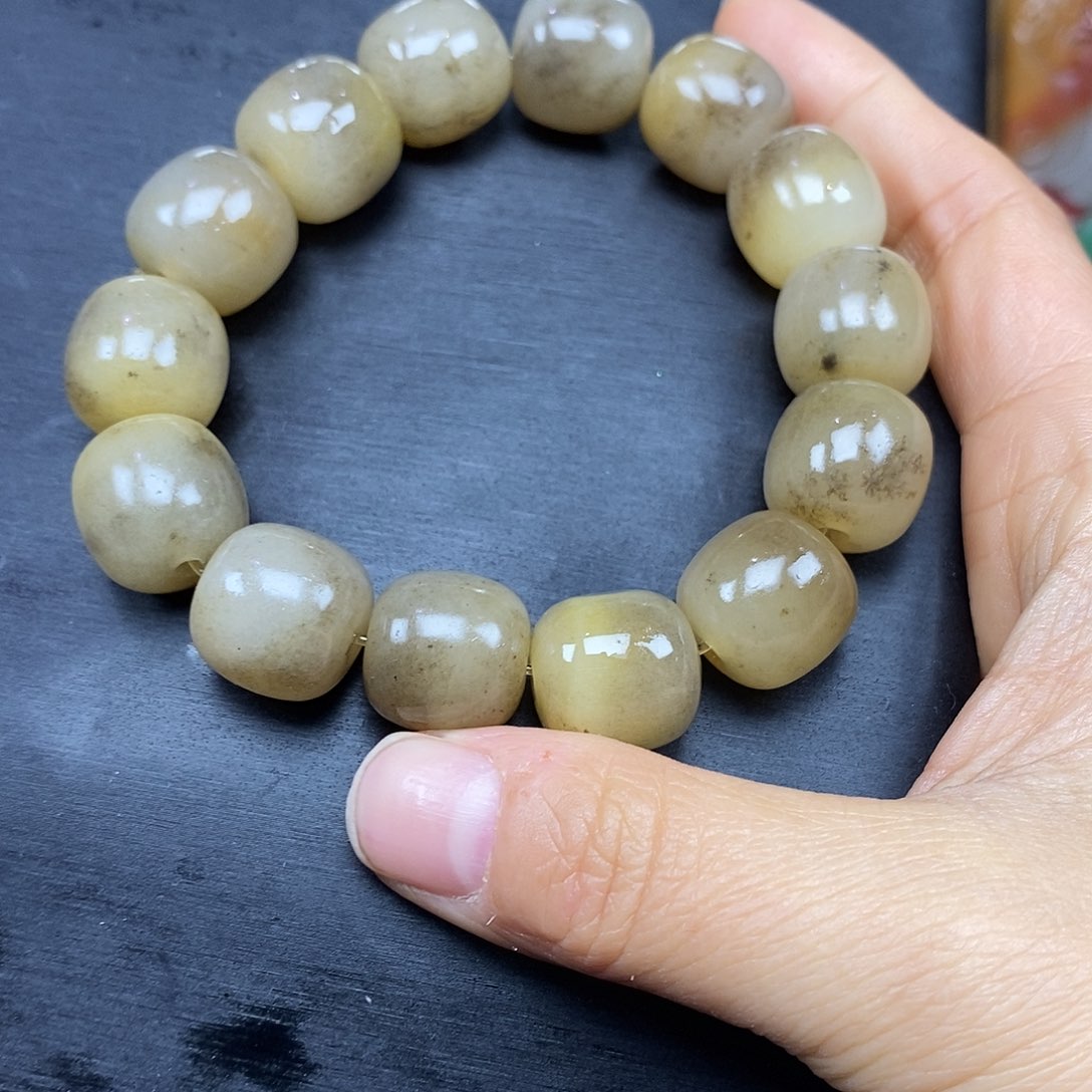 石英质玉（黄龙玉）颈饰未镶嵌