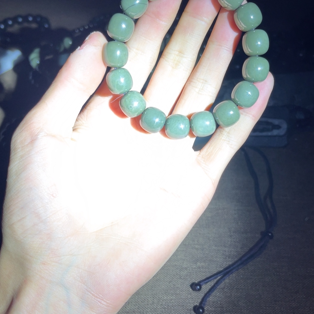 芦***微和田玉未镶嵌颈饰