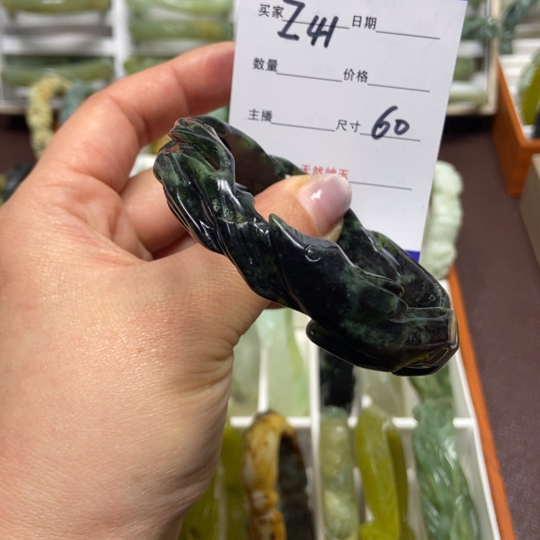 蛇纹石玉手镯未镶嵌