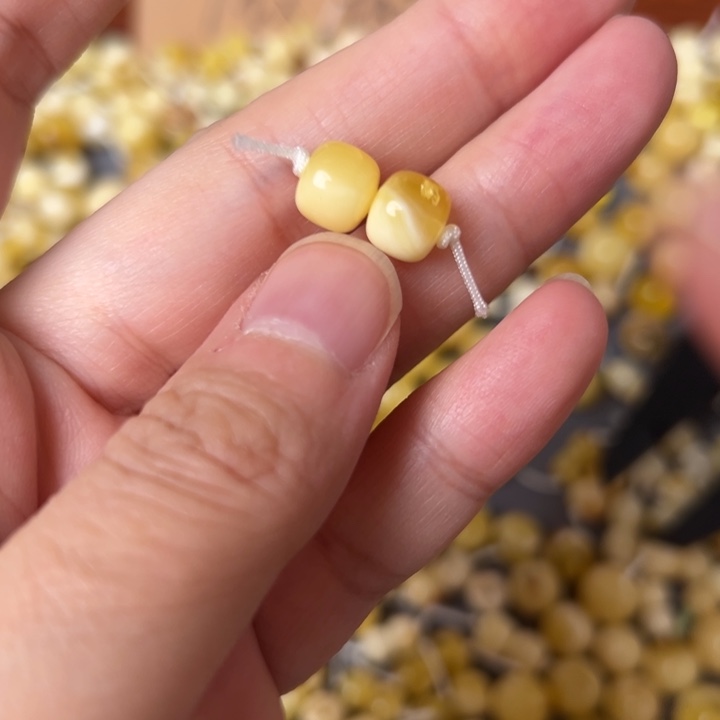蜜蜡未镶嵌裸石8.1mm一对
