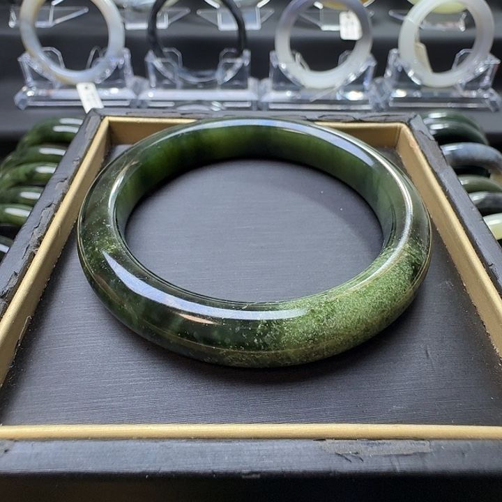 和田玉未镶嵌手镯