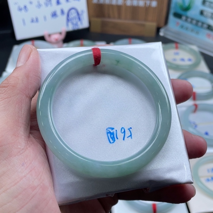 翡翠手镯未镶嵌冰绿底带飘花56圆