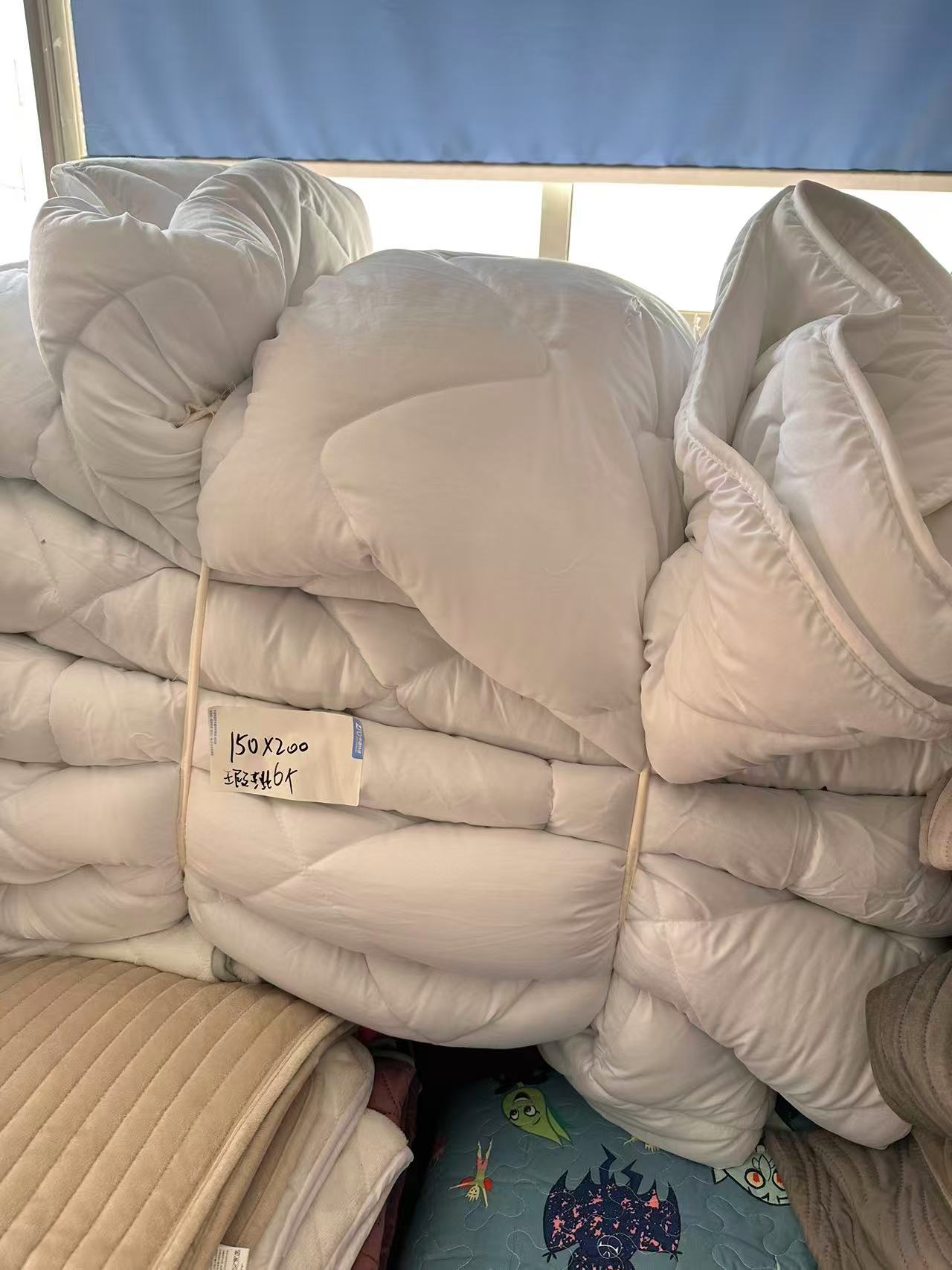 《兵哥外贸》3楼150x200白色化纤丝棉薄被 发1张不挑款 小破洞