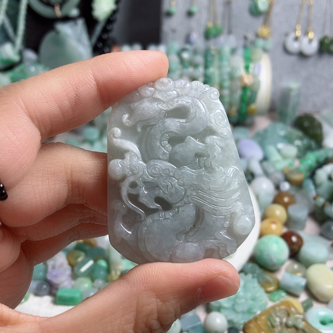 翡翠颈饰未镶嵌龙牌